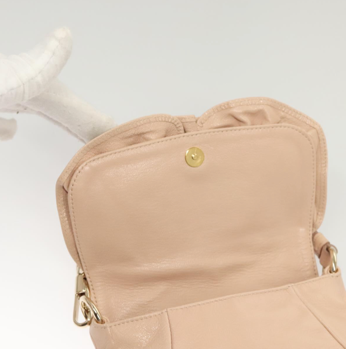 Clutch Yves Saint Laurent beige rosado en piel