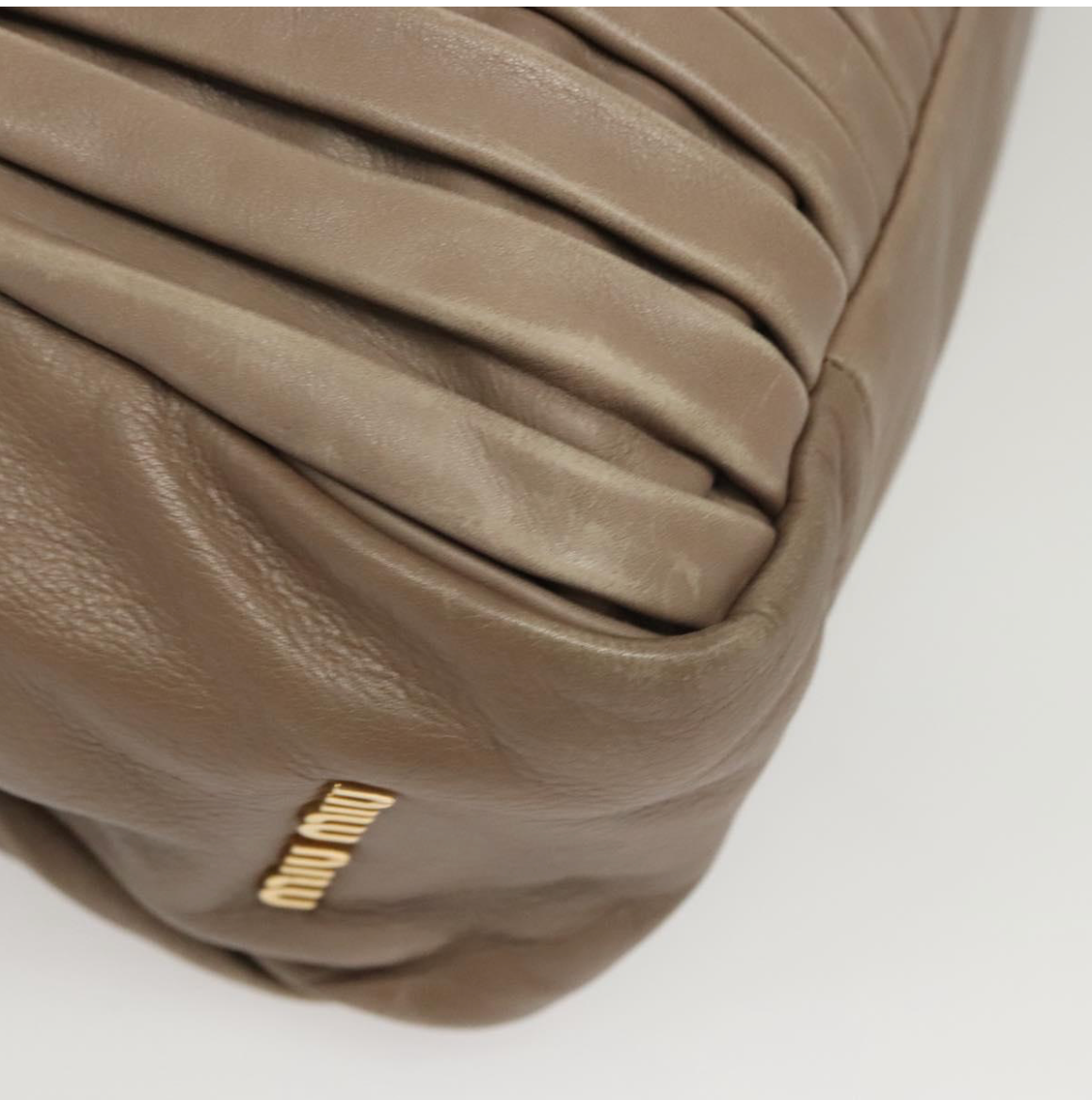Bolso Miu Miu de piel gris topo