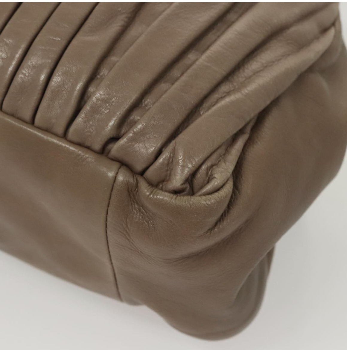 Bolso Miu Miu de piel gris topo