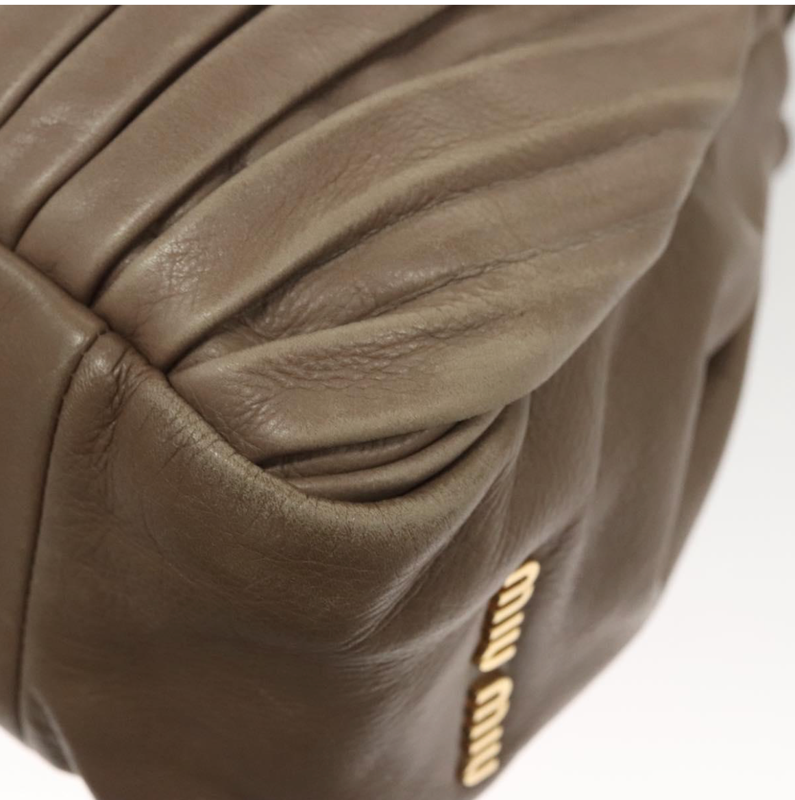 Bolso Miu Miu de piel gris topo