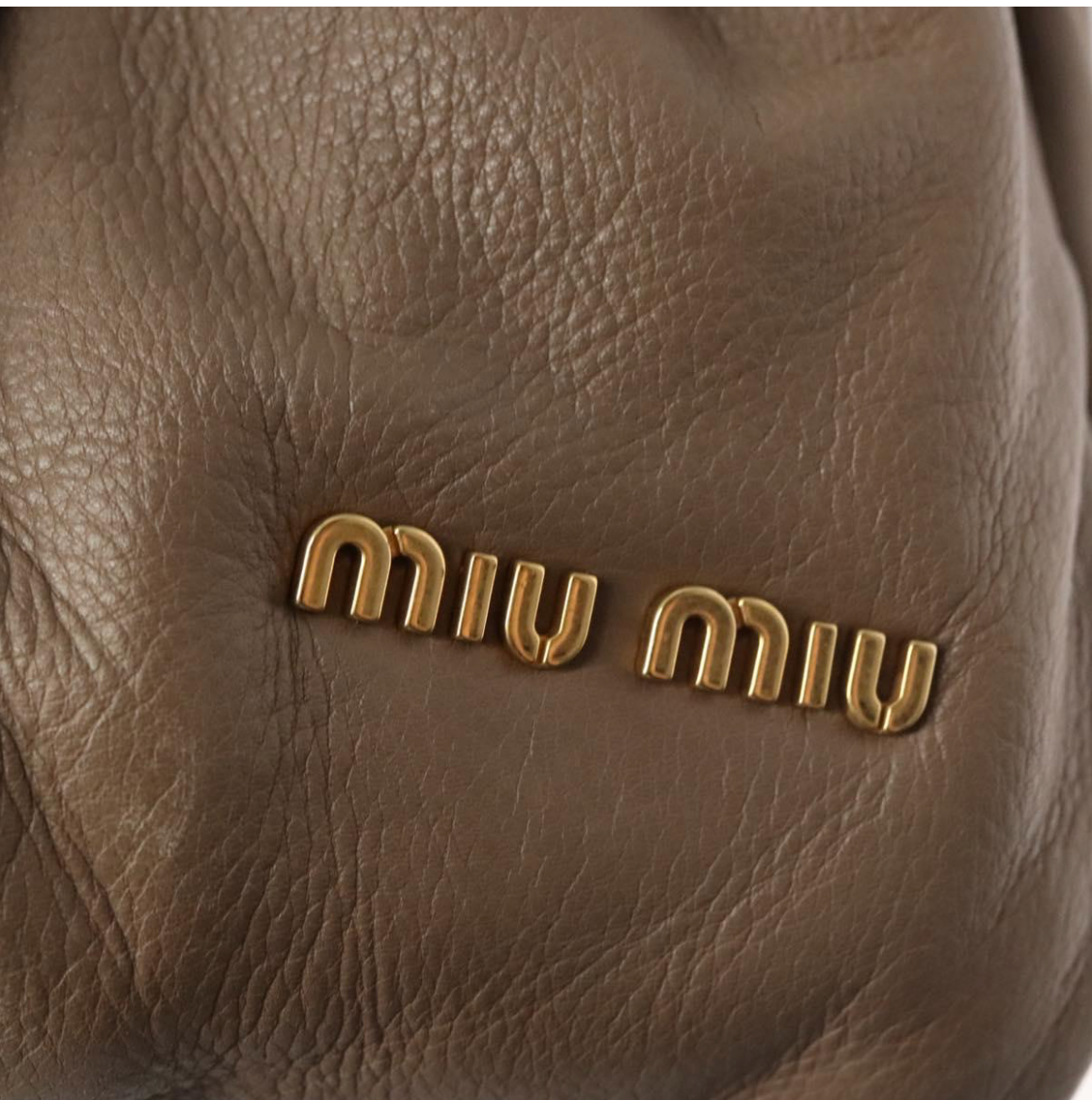 Bolso Miu Miu de piel gris topo