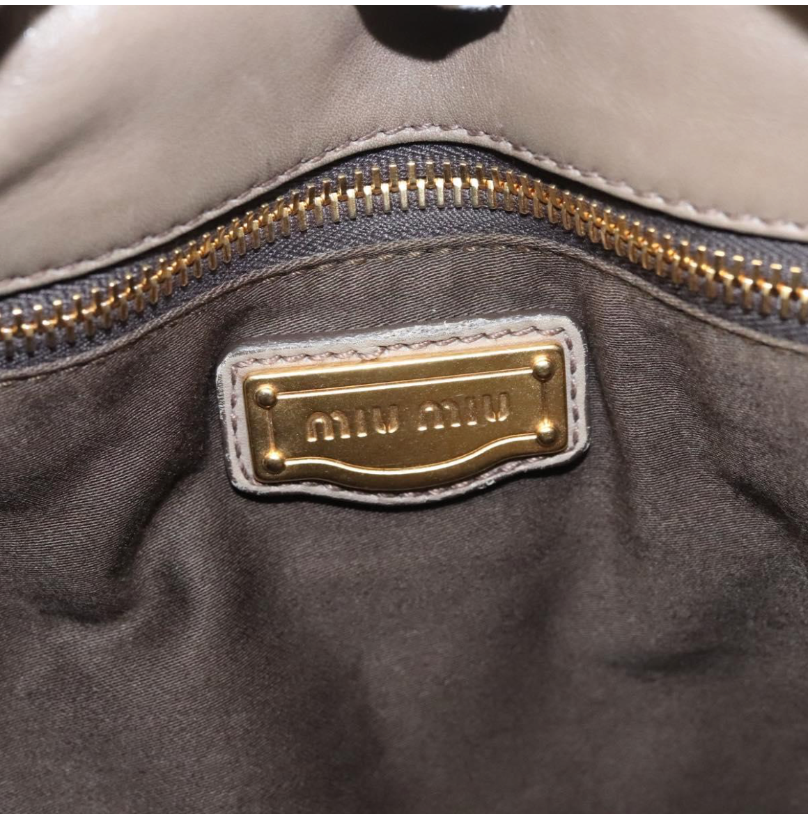 Bolso Miu Miu de piel gris topo