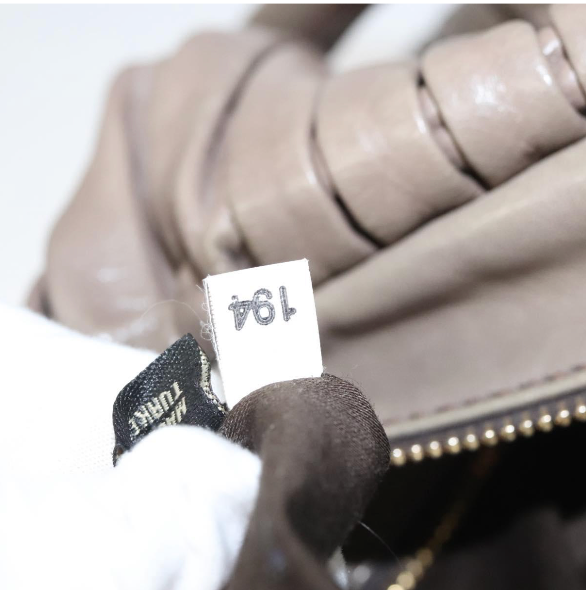 Bolso Miu Miu de piel gris topo