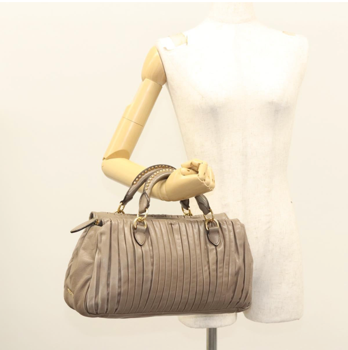 Bolso Miu Miu de piel gris topo
