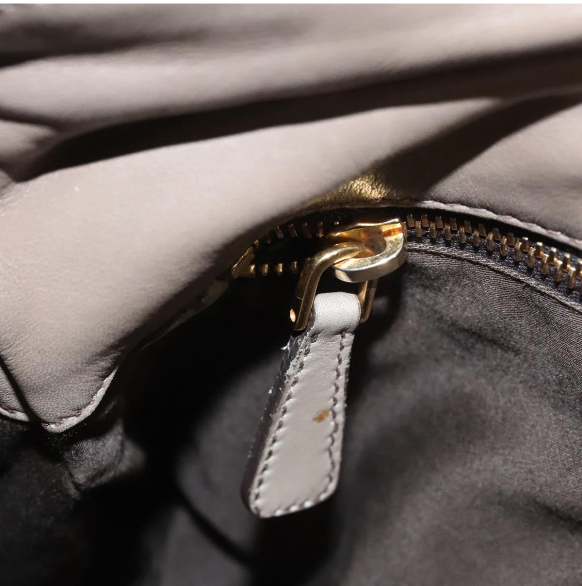 Bolso Miu Miu de piel gris topo