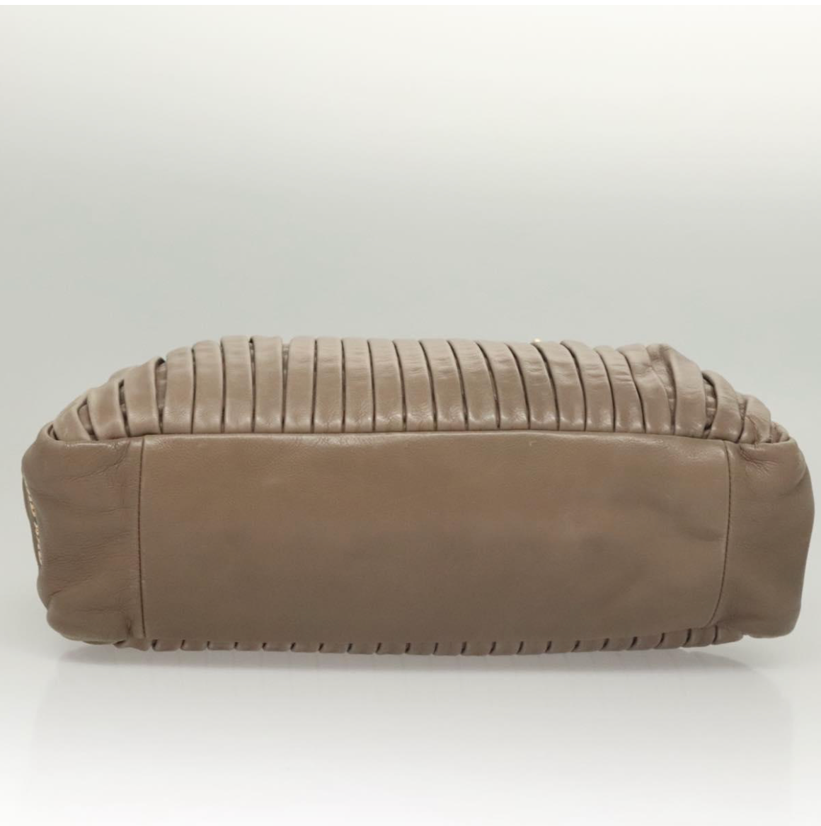 Bolso Miu Miu de piel gris topo