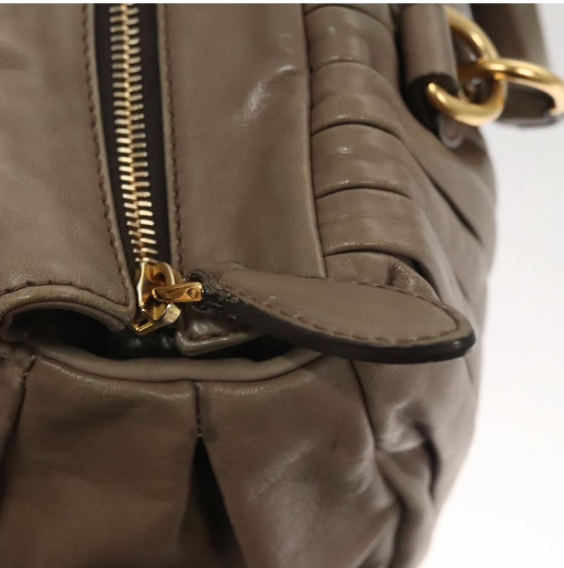 Bolso Miu Miu de piel gris topo