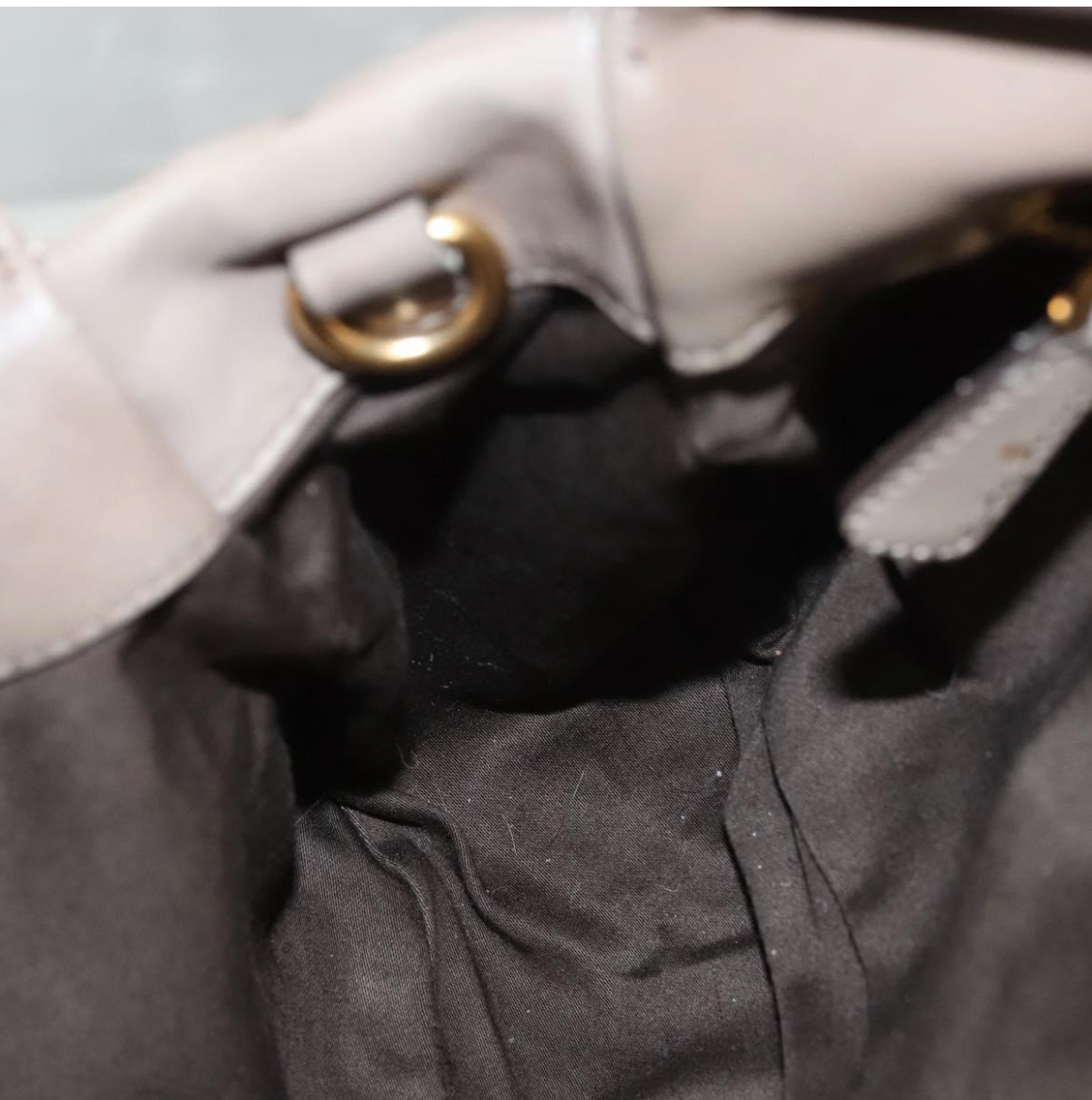 Bolso Miu Miu de piel gris topo