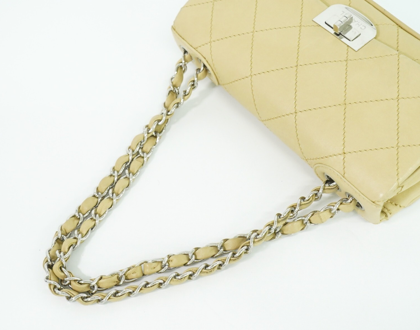 Chanel Wild Stitch en cuero beige