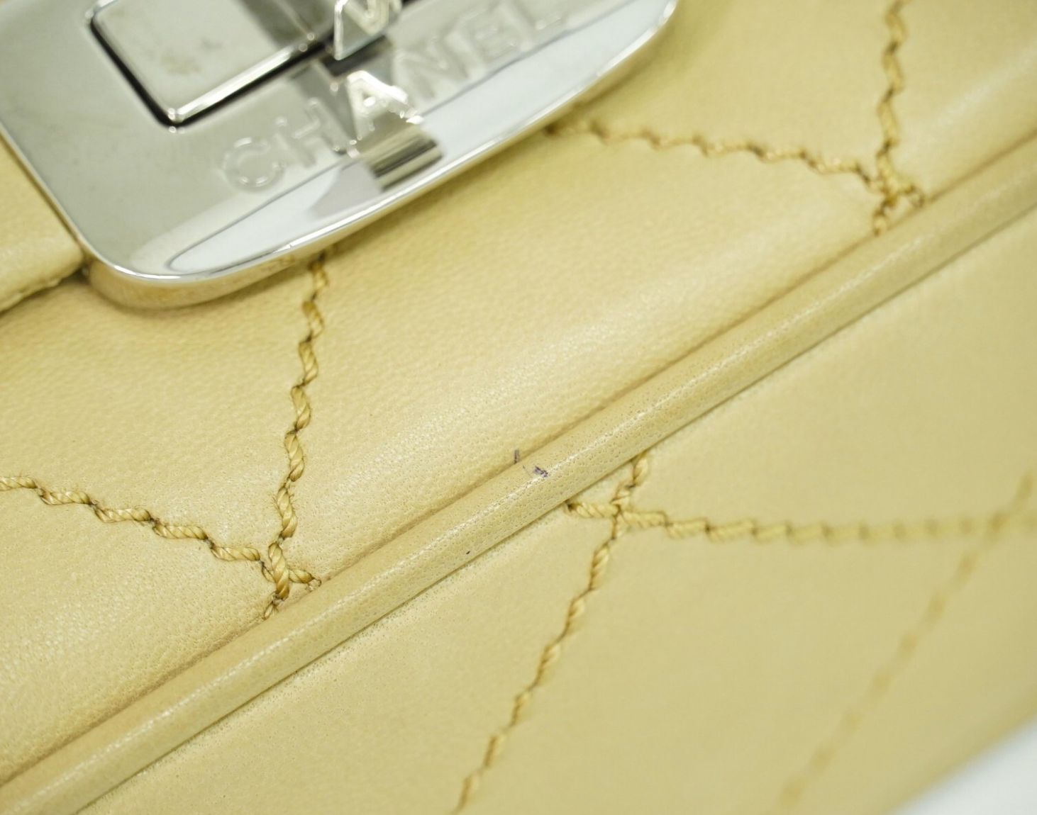 Chanel Wild Stitch en cuero beige