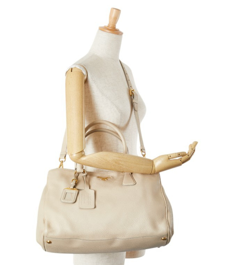 Prada Vitello en cuero beige con bandolera