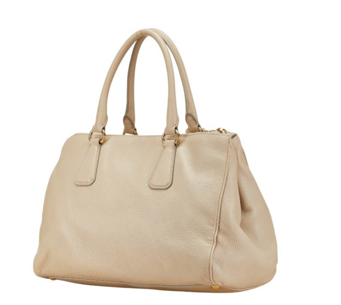 Prada Vitello en cuero beige con bandolera