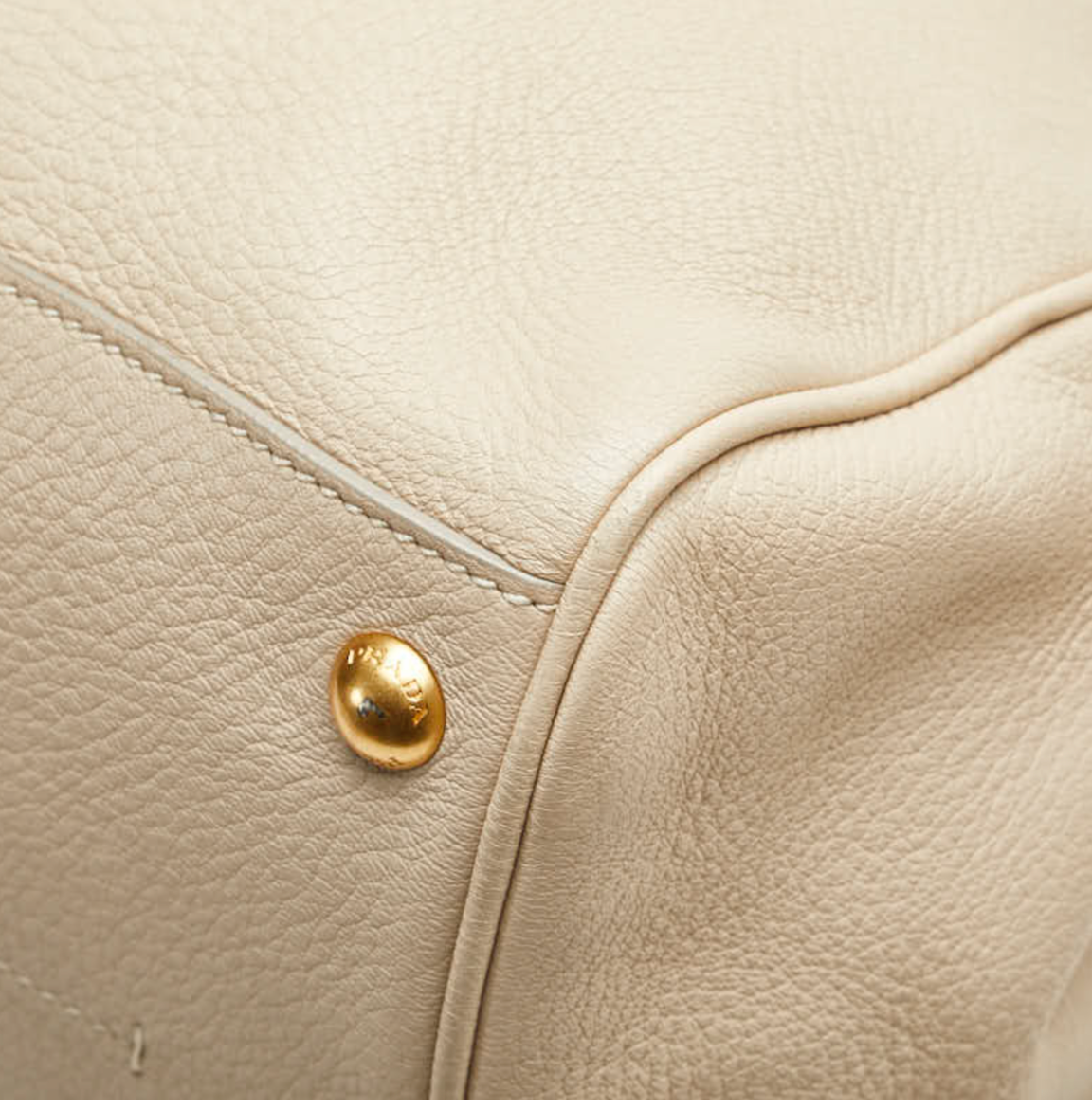 Prada Vitello en cuero beige con bandolera