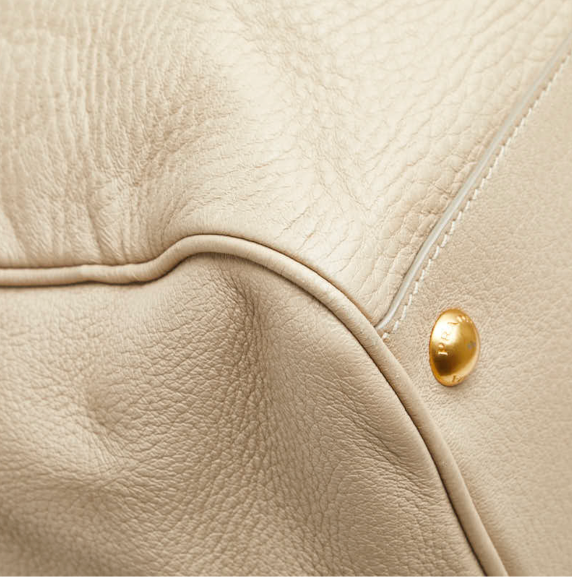 Prada Vitello en cuero beige con bandolera