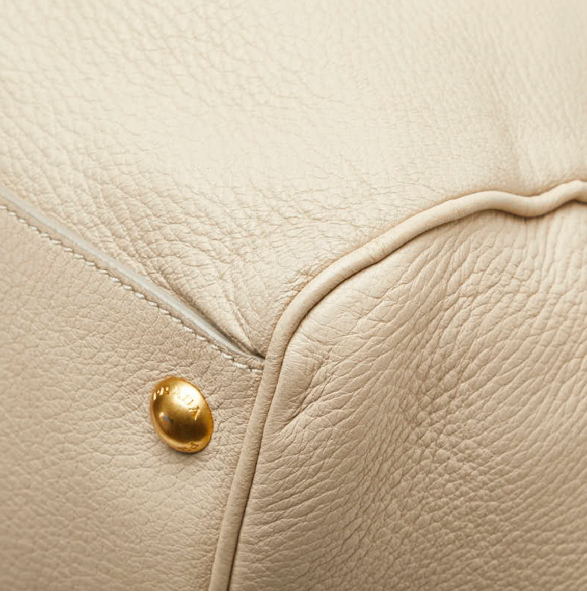 Prada Vitello en cuero beige con bandolera