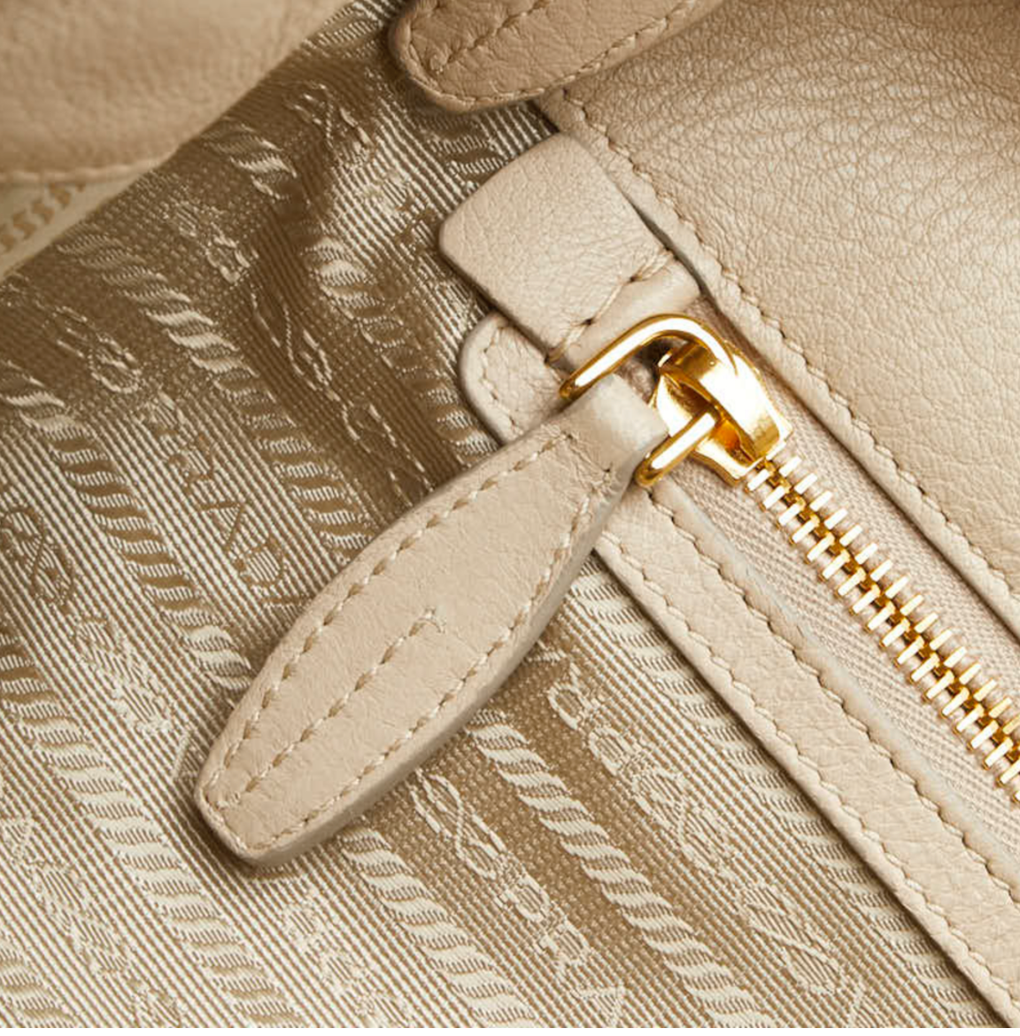 Prada Vitello en cuero beige con bandolera