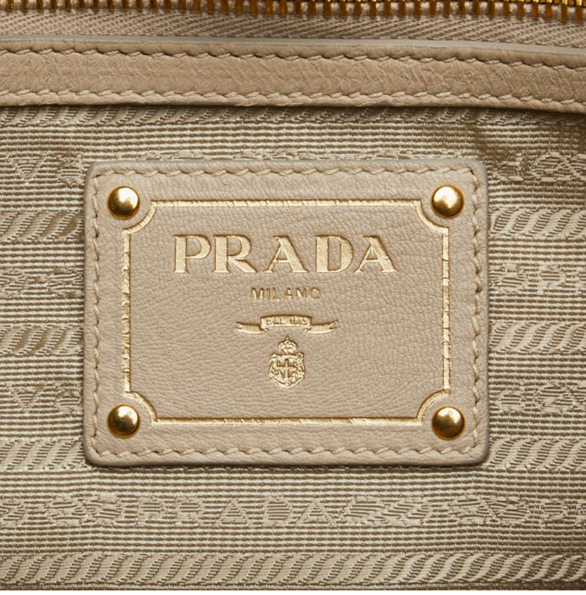 Prada Vitello en cuero beige con bandolera