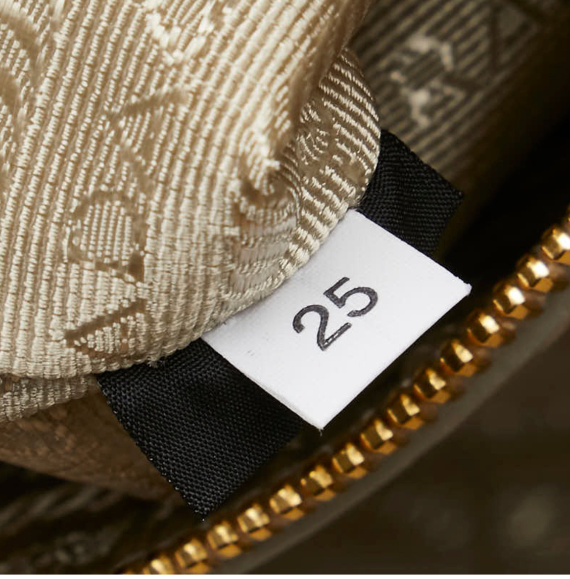 Prada Vitello en cuero beige con bandolera