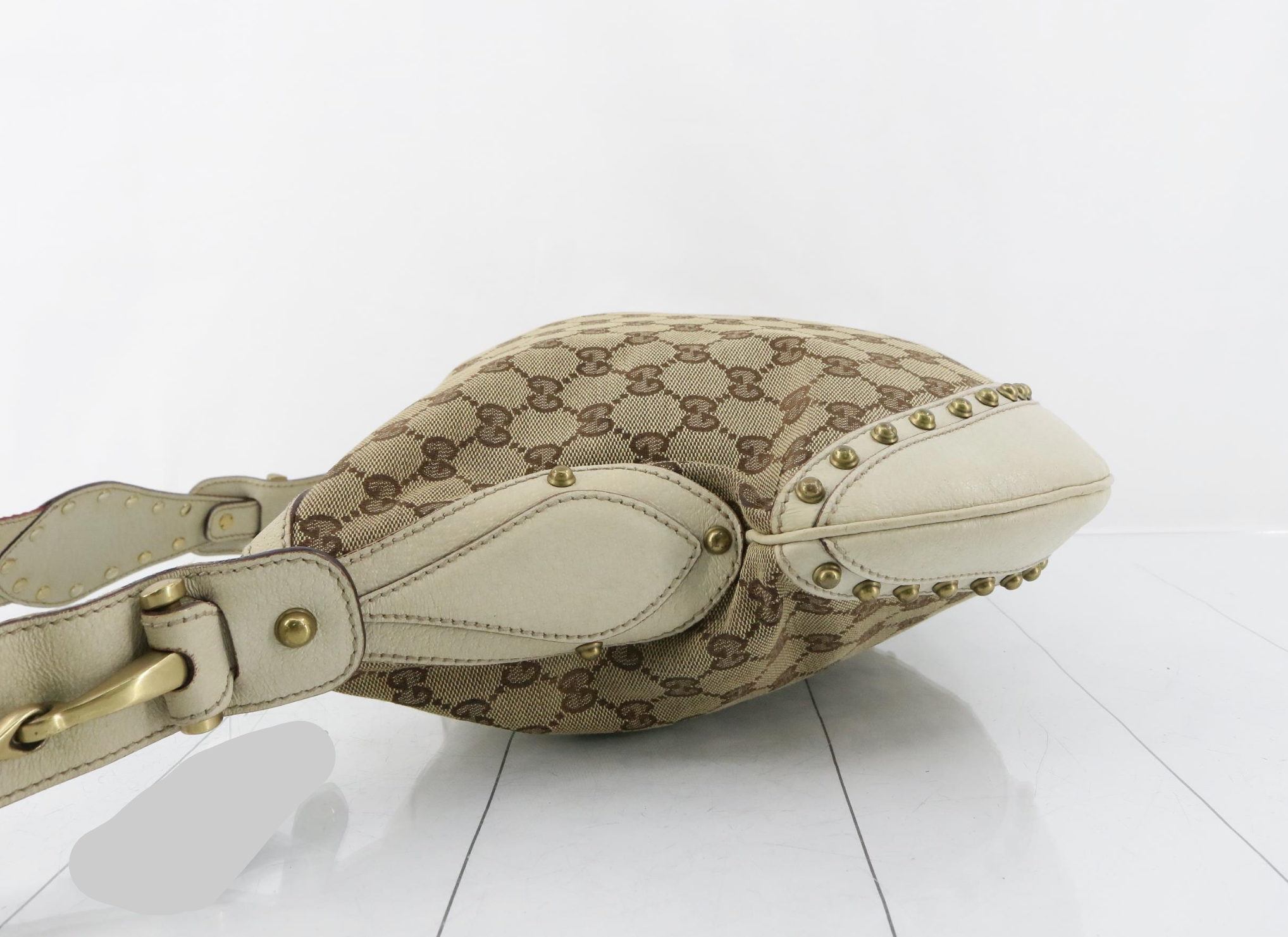 Gucci Pelham GG Canvas con tachuelas, piel blanca y bandolera