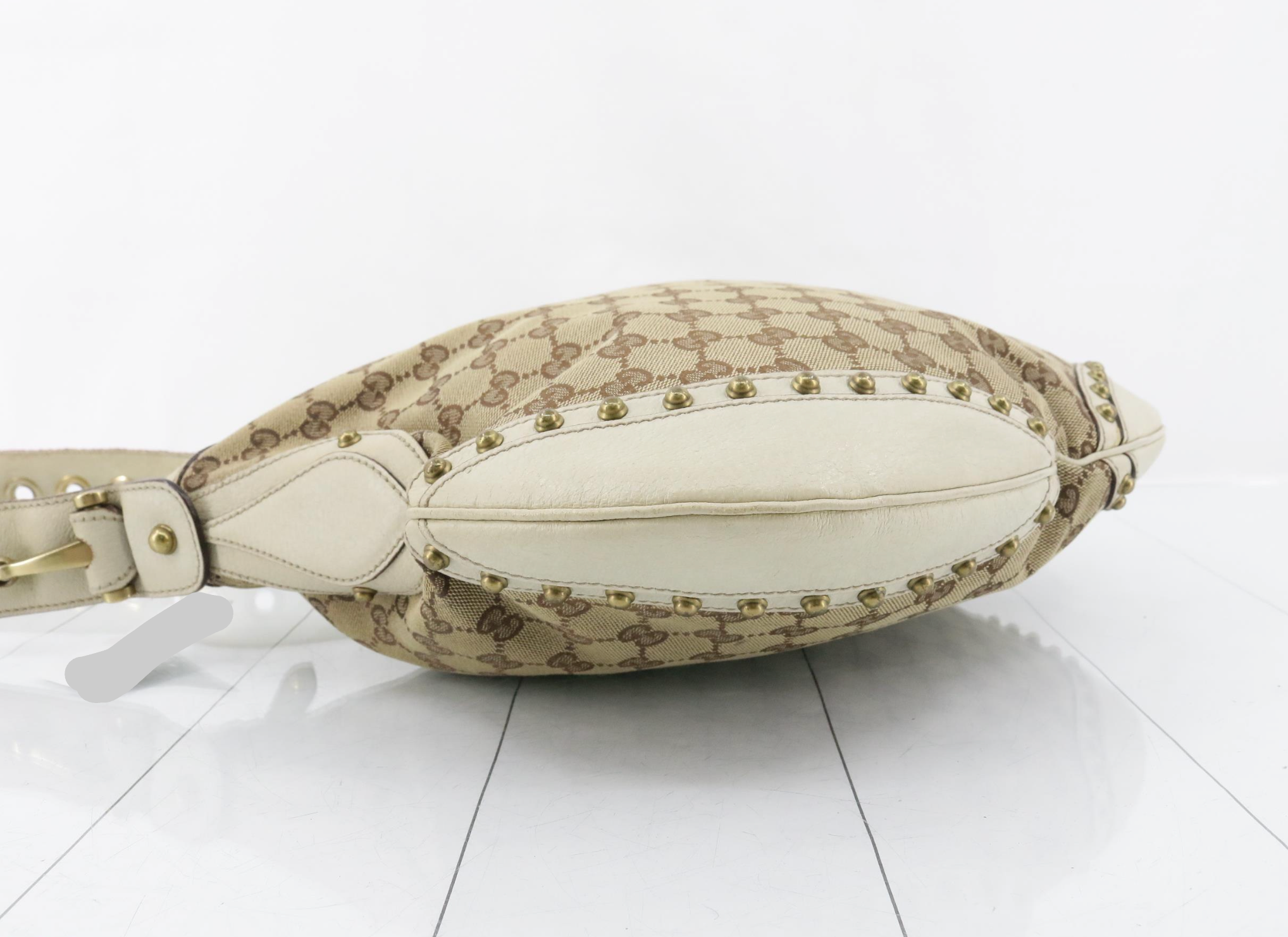 Gucci Pelham GG Canvas con tachuelas, piel blanca y bandolera