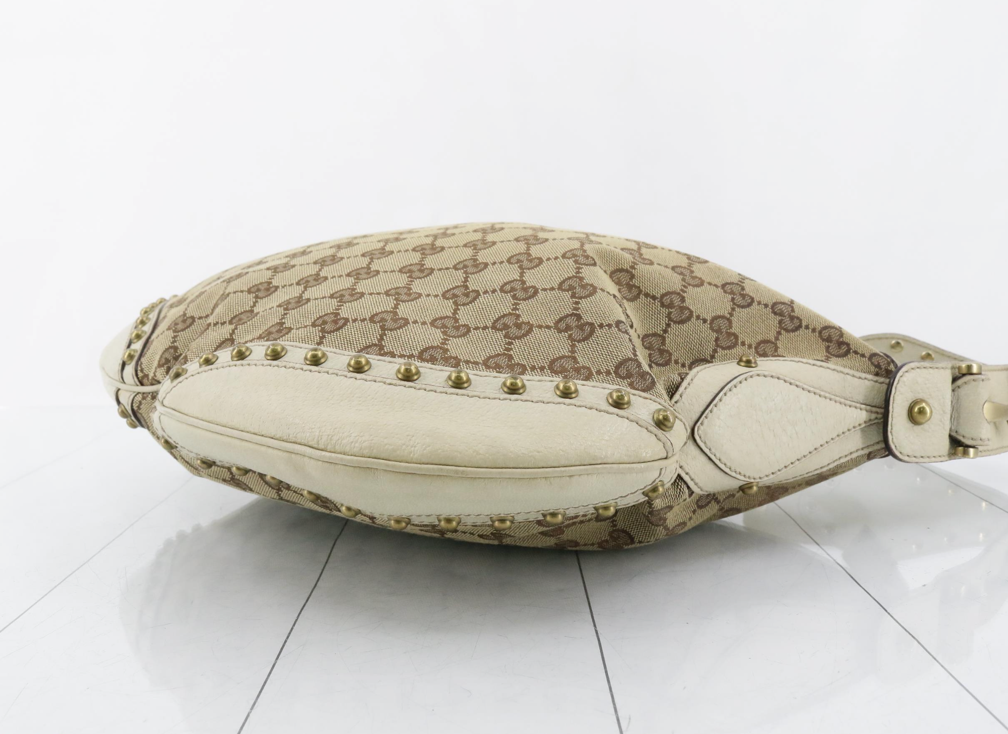 Gucci Pelham GG Canvas con tachuelas, piel blanca y bandolera
