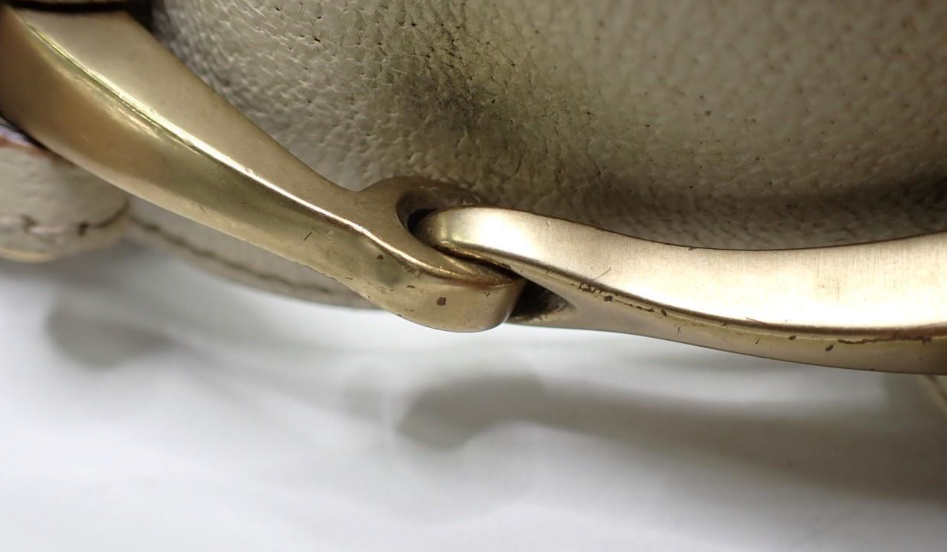 Gucci Pelham GG Canvas con tachuelas, piel blanca y bandolera