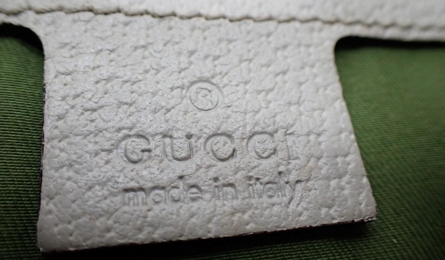 Gucci Pelham GG Canvas con tachuelas, piel blanca y bandolera
