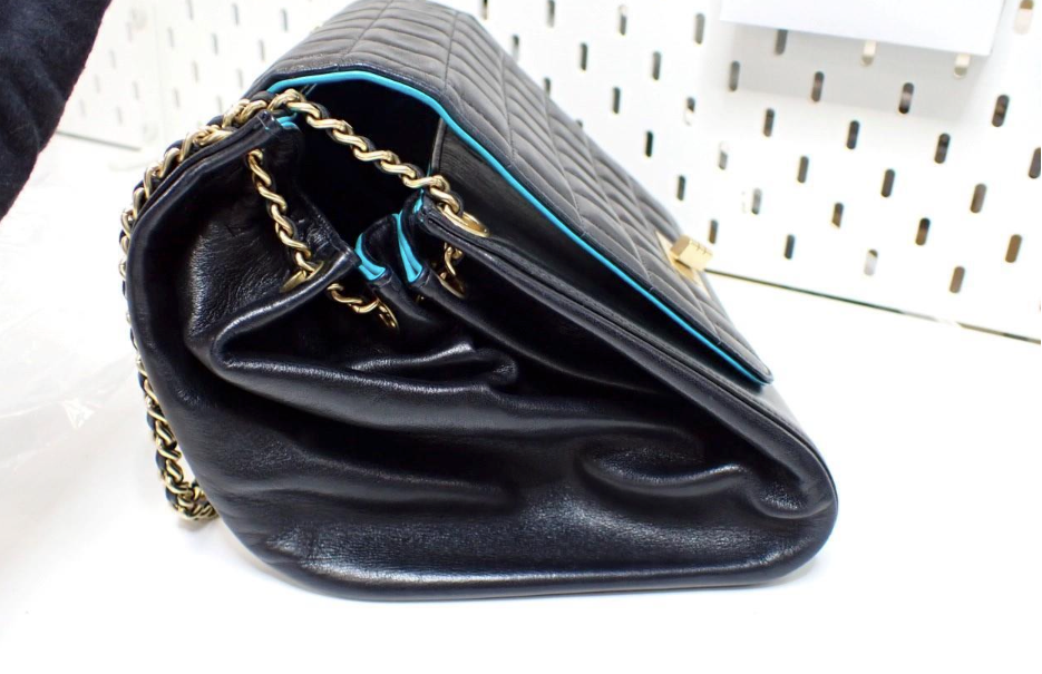 Chanel Choco Bar 2.55 Mini Chain Shoulder – Piel de Cordero Negro y Turquesa