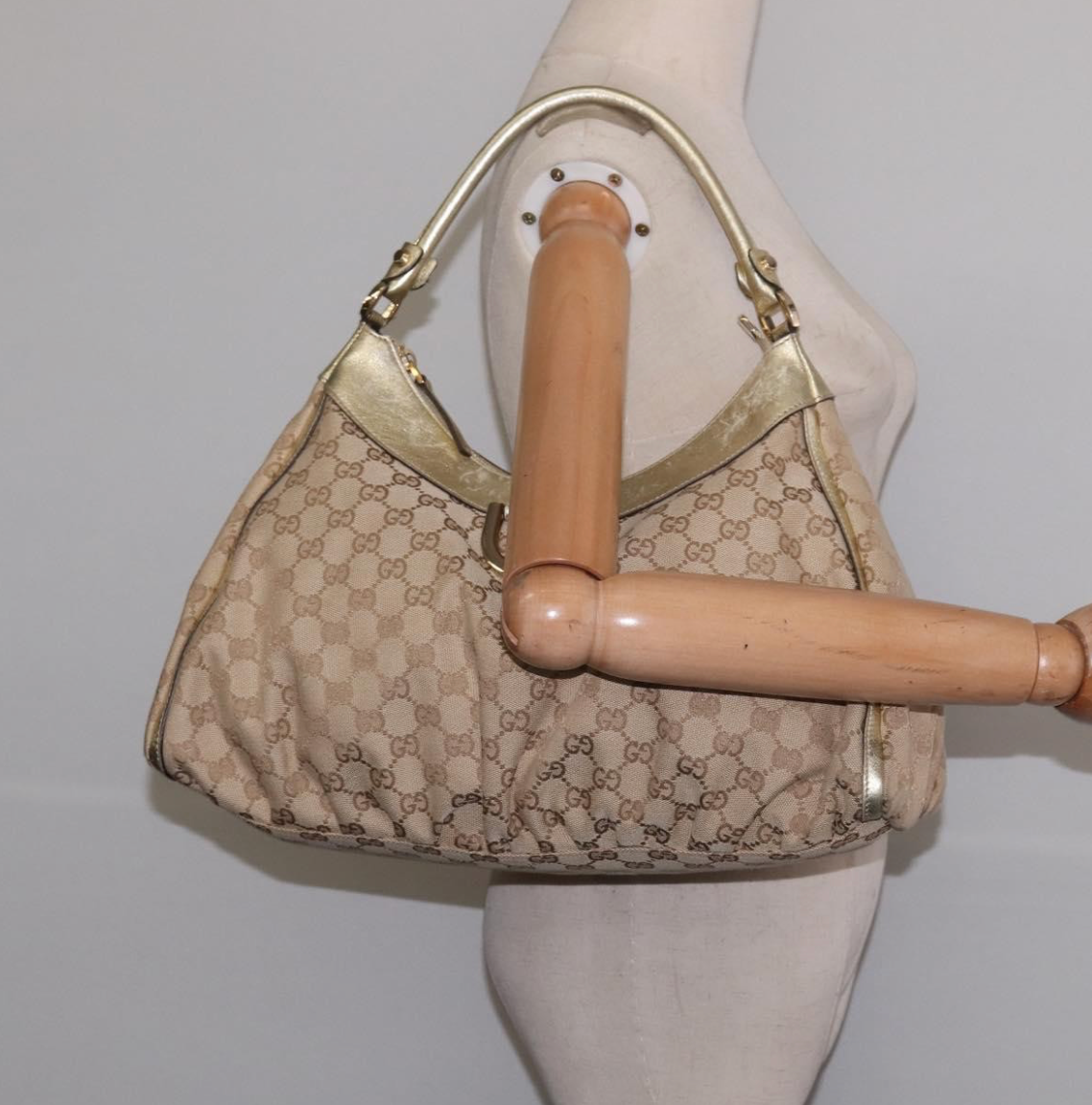 Gucci D-Ring Tote Bag – Monograma beige con piel dorada