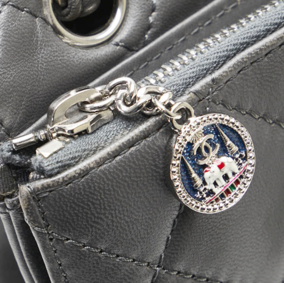 Chanel 2.55 Reissue Flap Bag – Piel gris metalizada