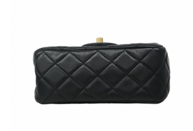 CHANEL Mini Matelassé – Piel negra con herrajes dorados – Serie 31XXXXXX (año 2020)