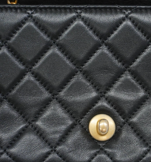 CHANEL Mini Matelassé – Piel negra con herrajes dorados – Serie 31XXXXXX (año 2020)