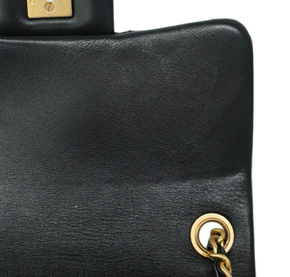 CHANEL Mini Matelassé – Piel negra con herrajes dorados – Serie 31XXXXXX (año 2020)