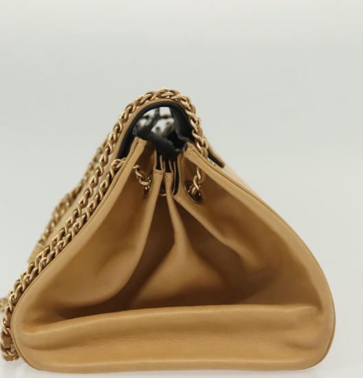 CHANEL Chocolate Bar Acordeón Flap Bag Talla M en piel beige