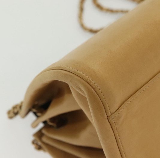 CHANEL Chocolate Bar Acordeón Flap Bag Talla M en piel beige