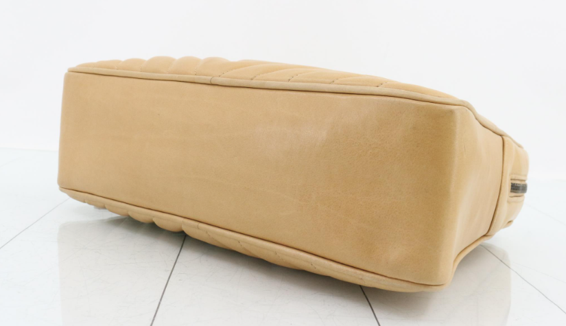 CHANEL V-Stitch Shoulder Bag Piel beige acolchada Chevron