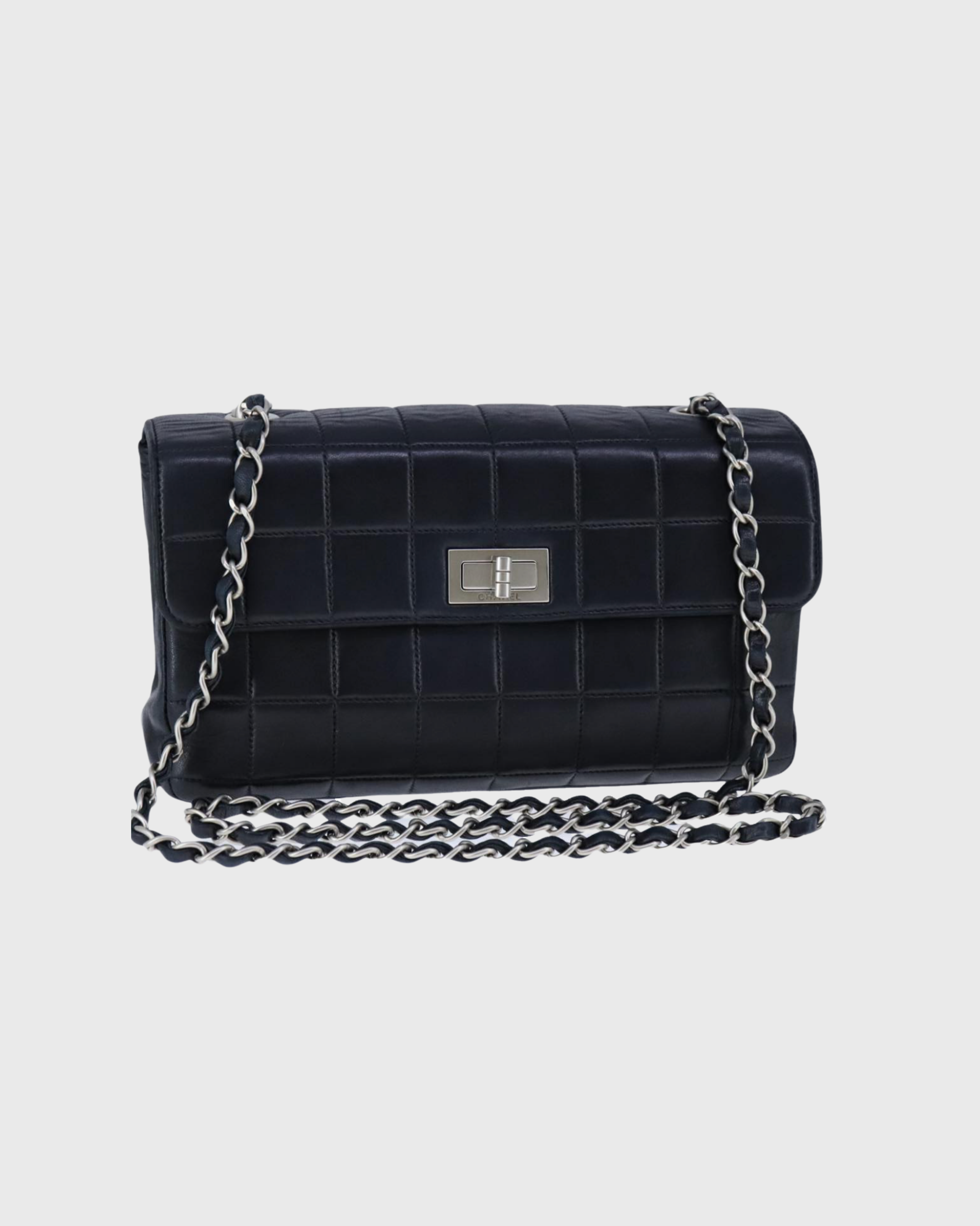 Chanel Chocolate Bar en piel negra