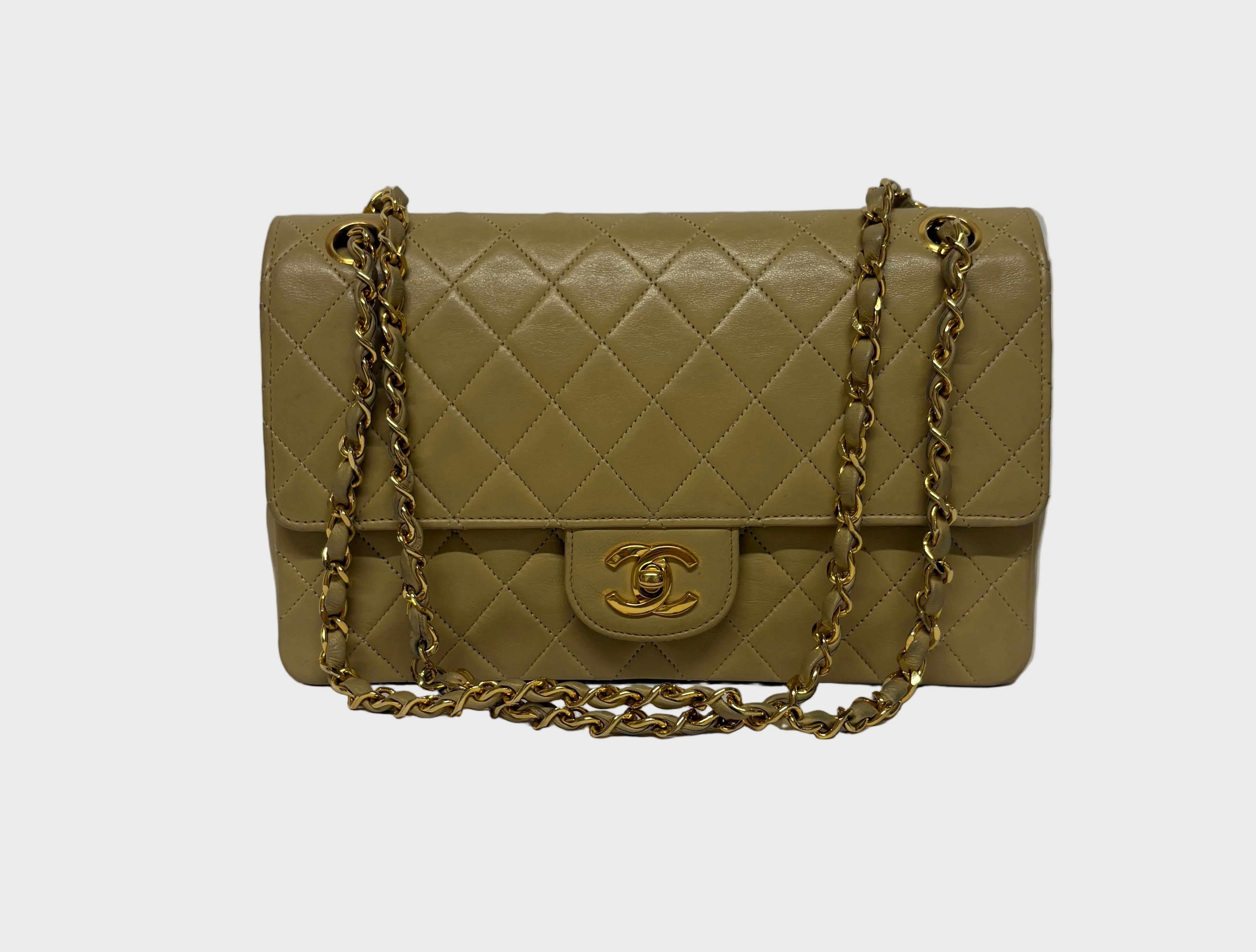 Chanel Timeless 25 Classic Double Flap Beige Mediano En Piel Acolchada Con Cadena Dorada
