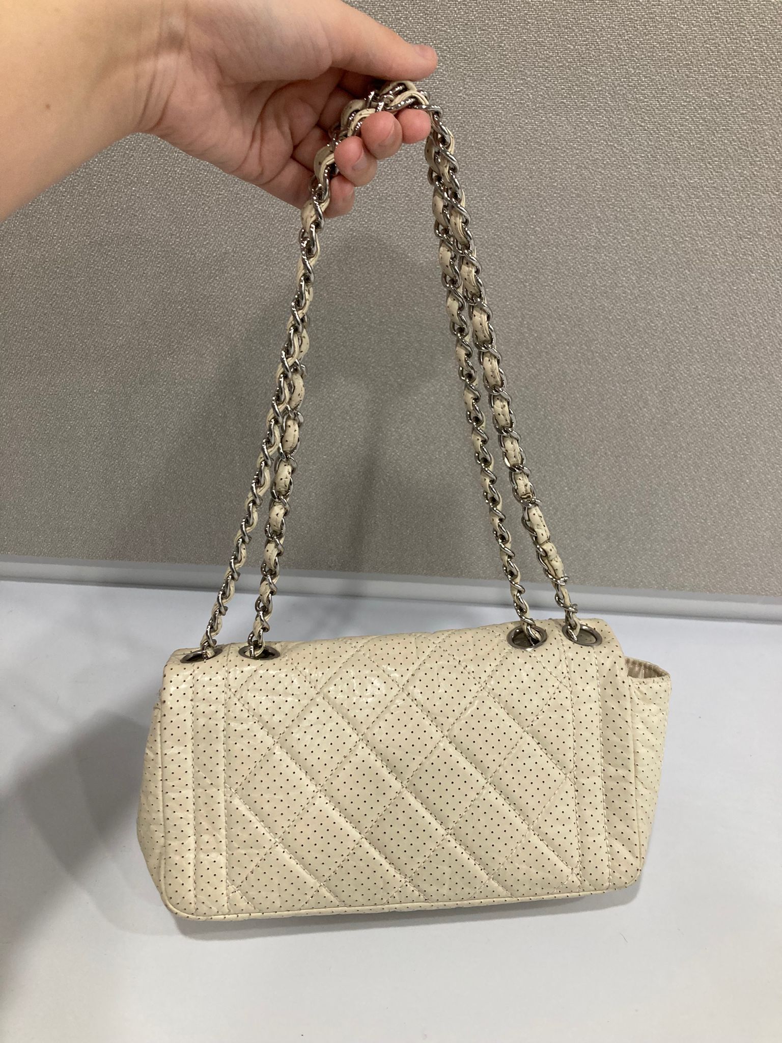 Chanel one flap acolchado perforado blanco roto