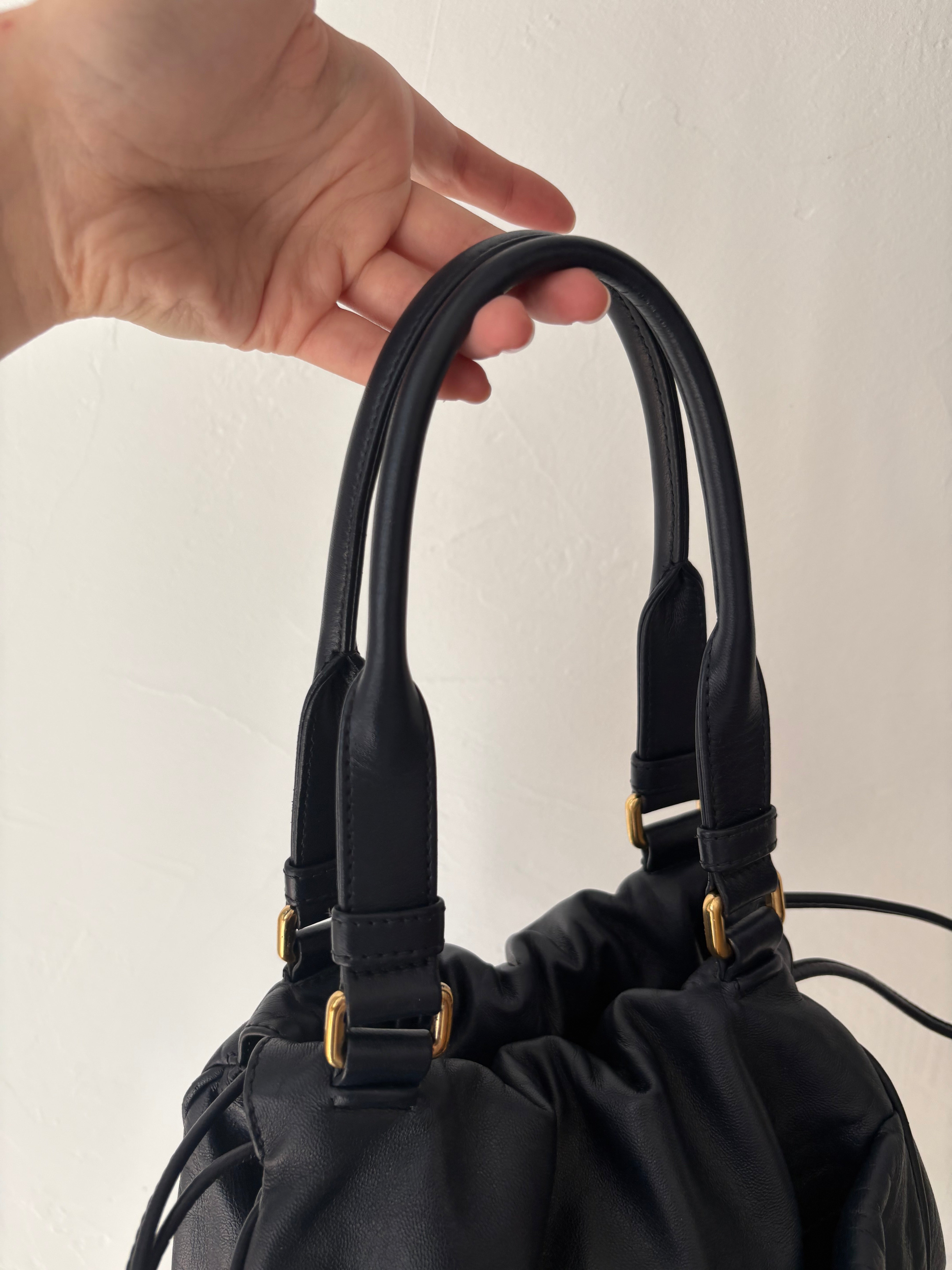 loewe bolso tipo flamenco saco en piel azul marino con bandolera