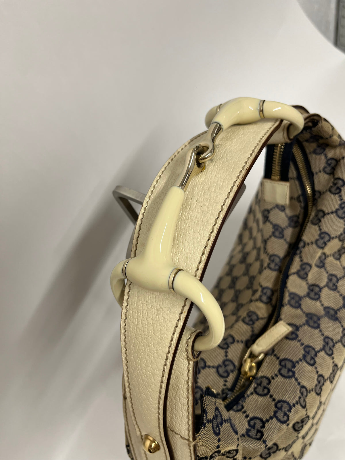 Gucci Horsebit Hobo Lona GG Azul Marino con Asa en Resina Marfil