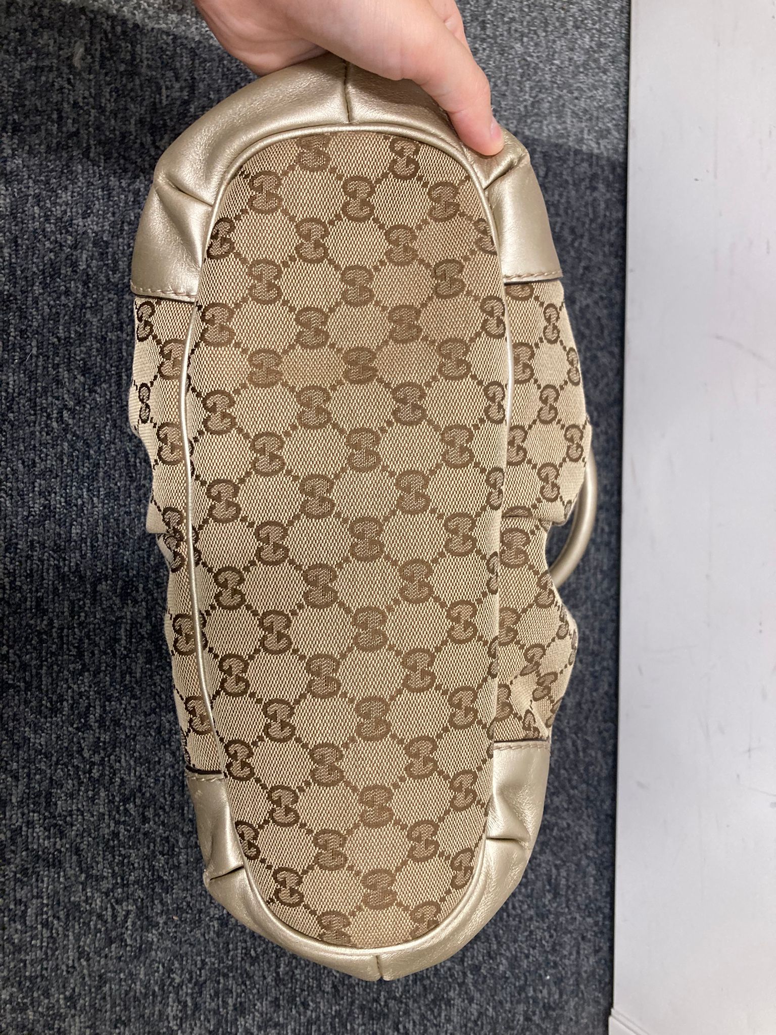 Gucci GG Canvas 2Way Bag en beige y dorado con bandolera