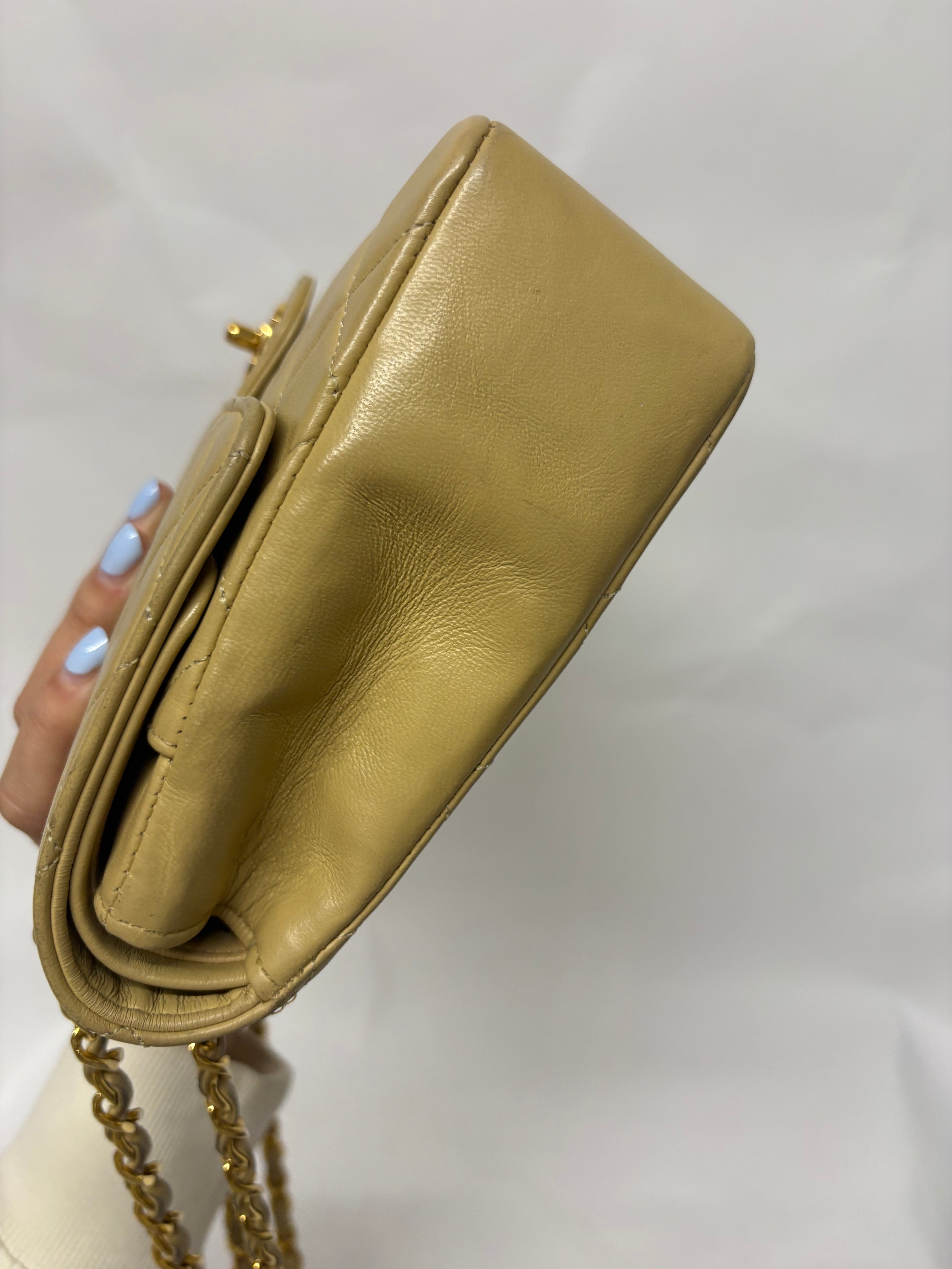 Chanel Timeless 25 Classic Double Flap Beige Mediano En Piel Acolchada Con Cadena Dorada