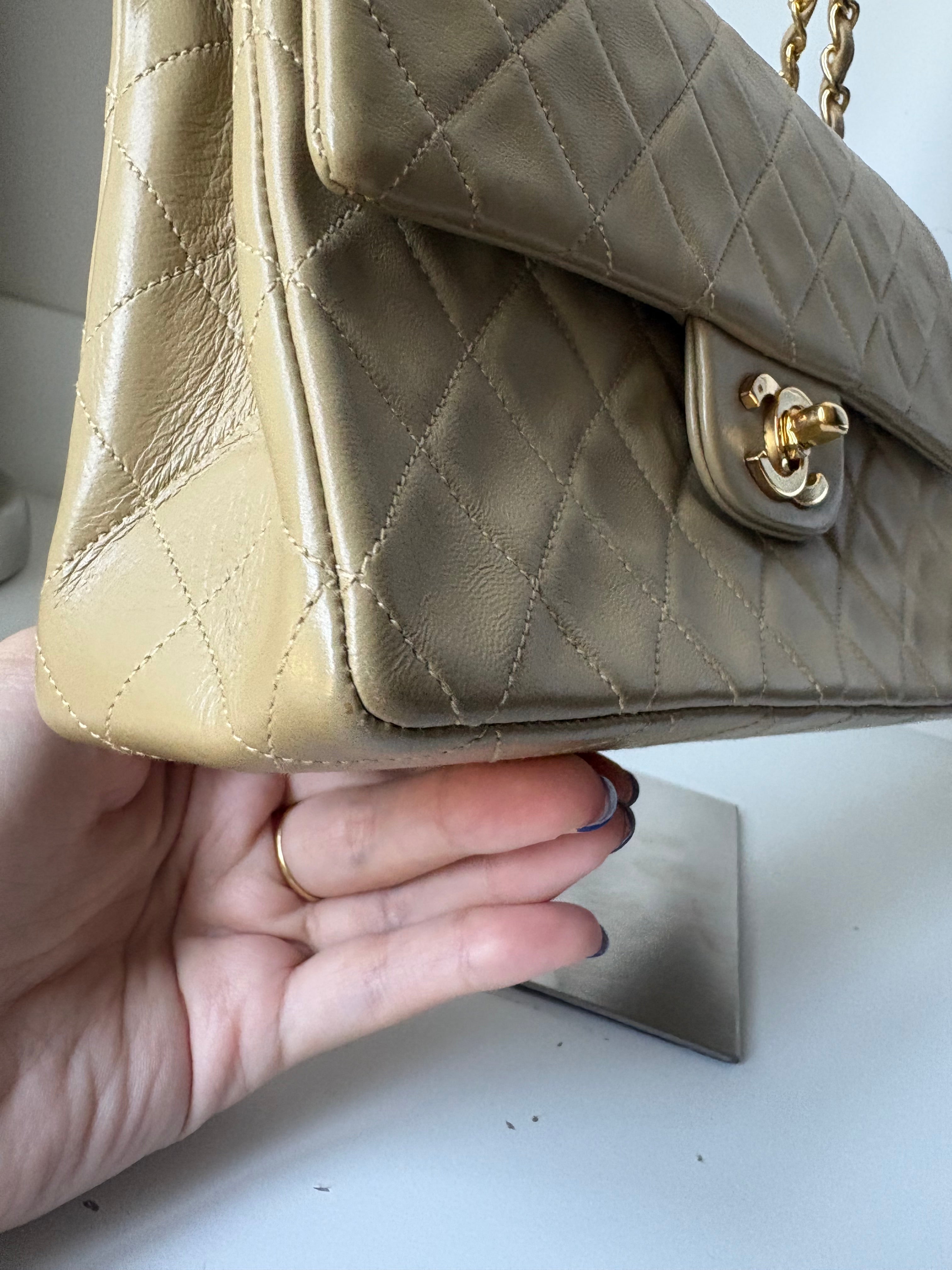 Chanel Timeless Double Flap 22 Beige en piel de cordero