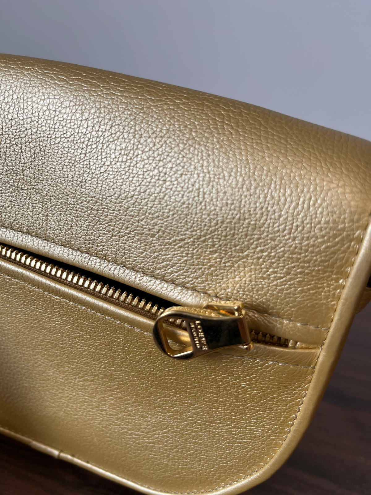 Loewe Heritage pequeña Bandolera Piel Graneada Dorada Metalizada