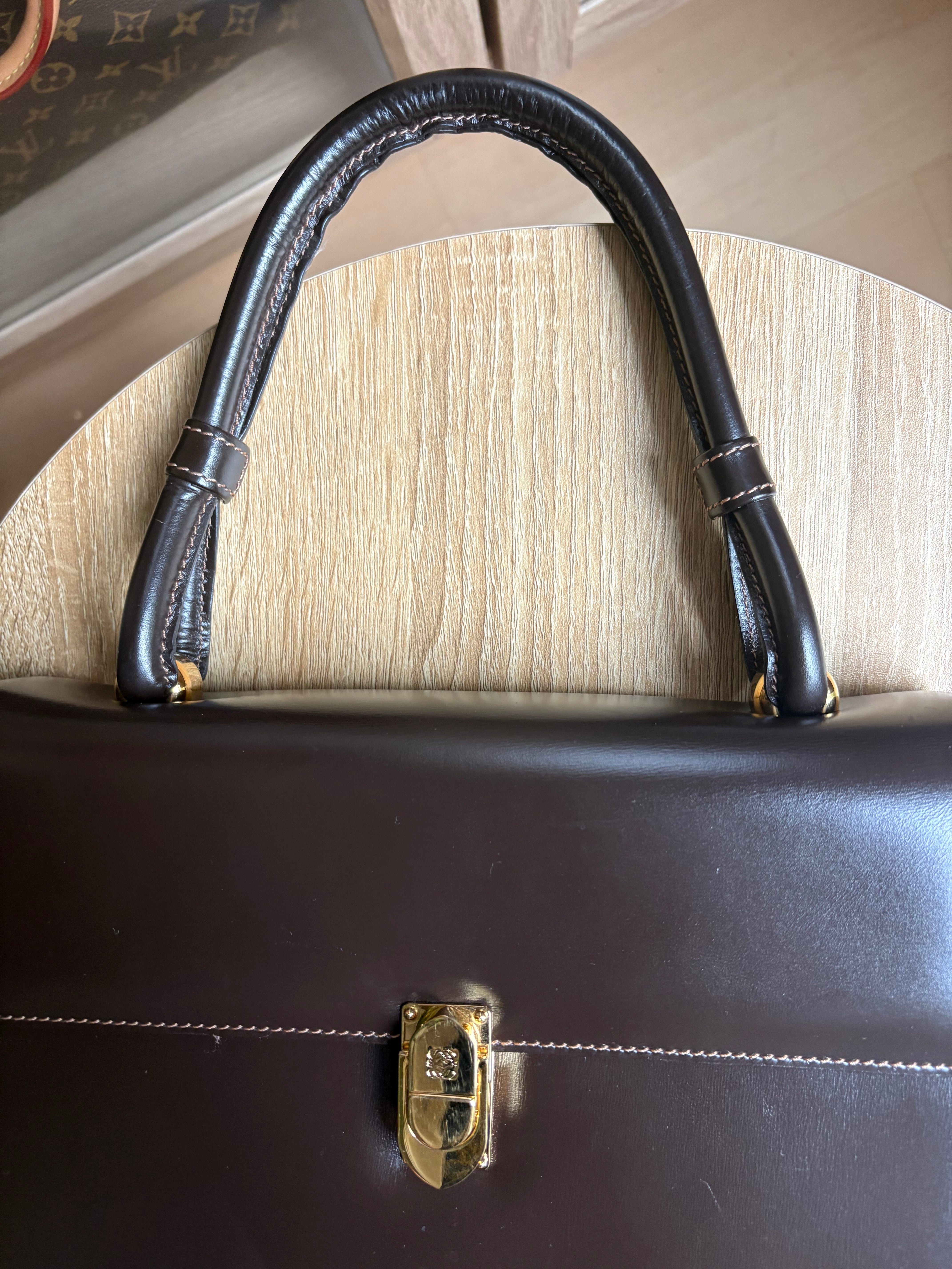 Bolso vintage Loewe de piel marrón oscuro con asa rígida y bandolera