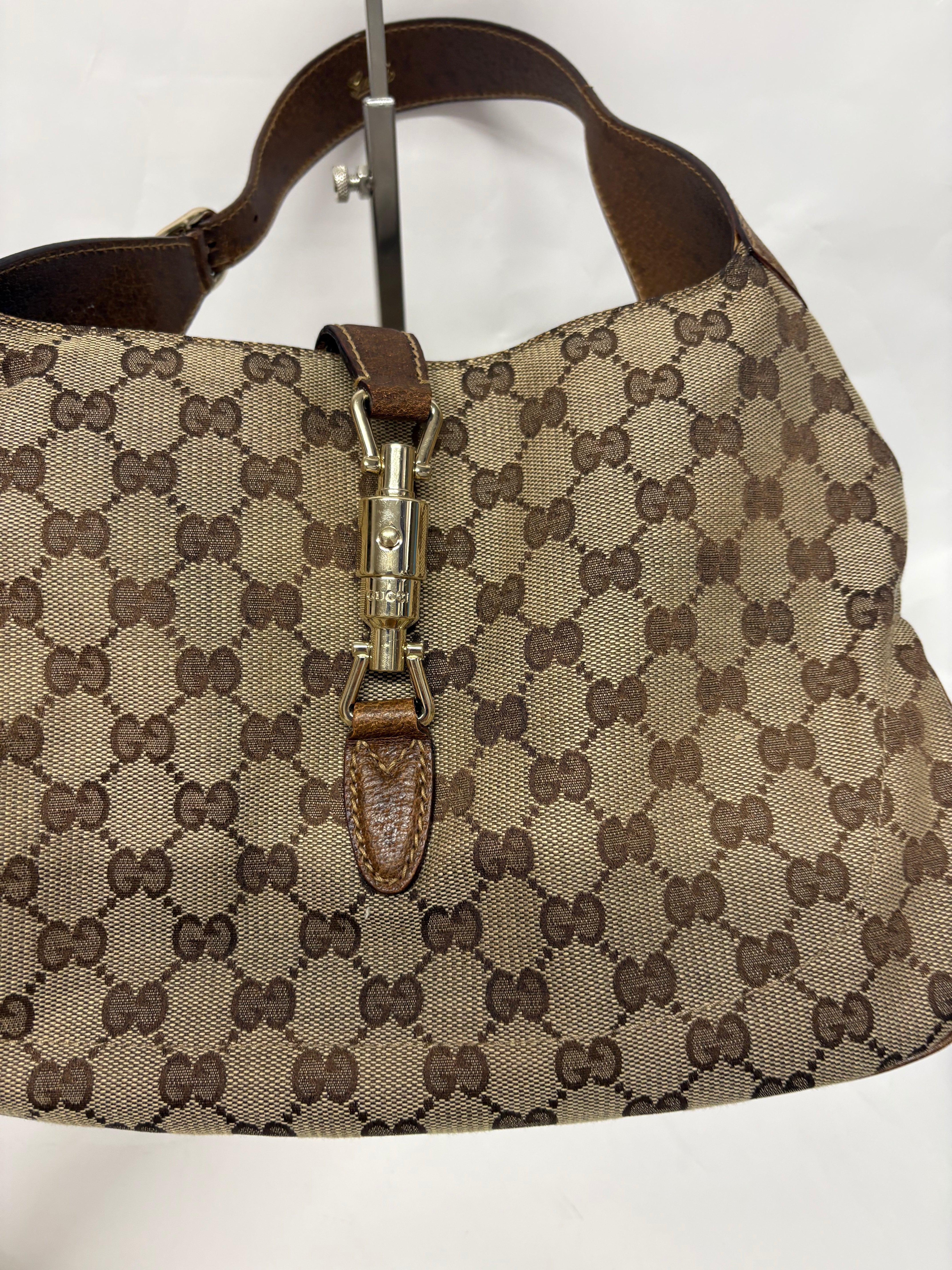Gucci Jackie clásica GG canvas marrón con cierre pistón dorado