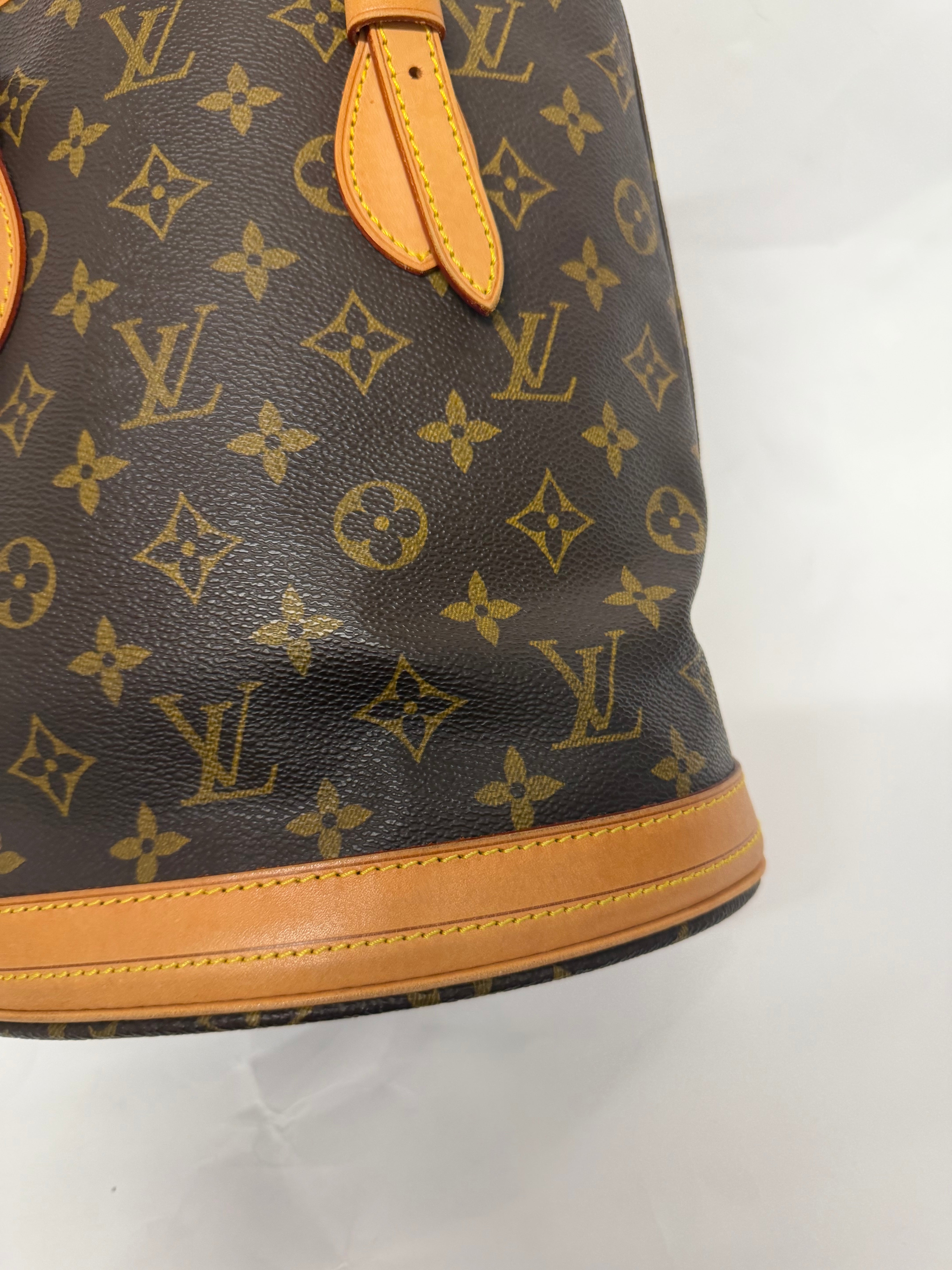 Louis Vuitton Bucket PM Monogram Canvas con pochette