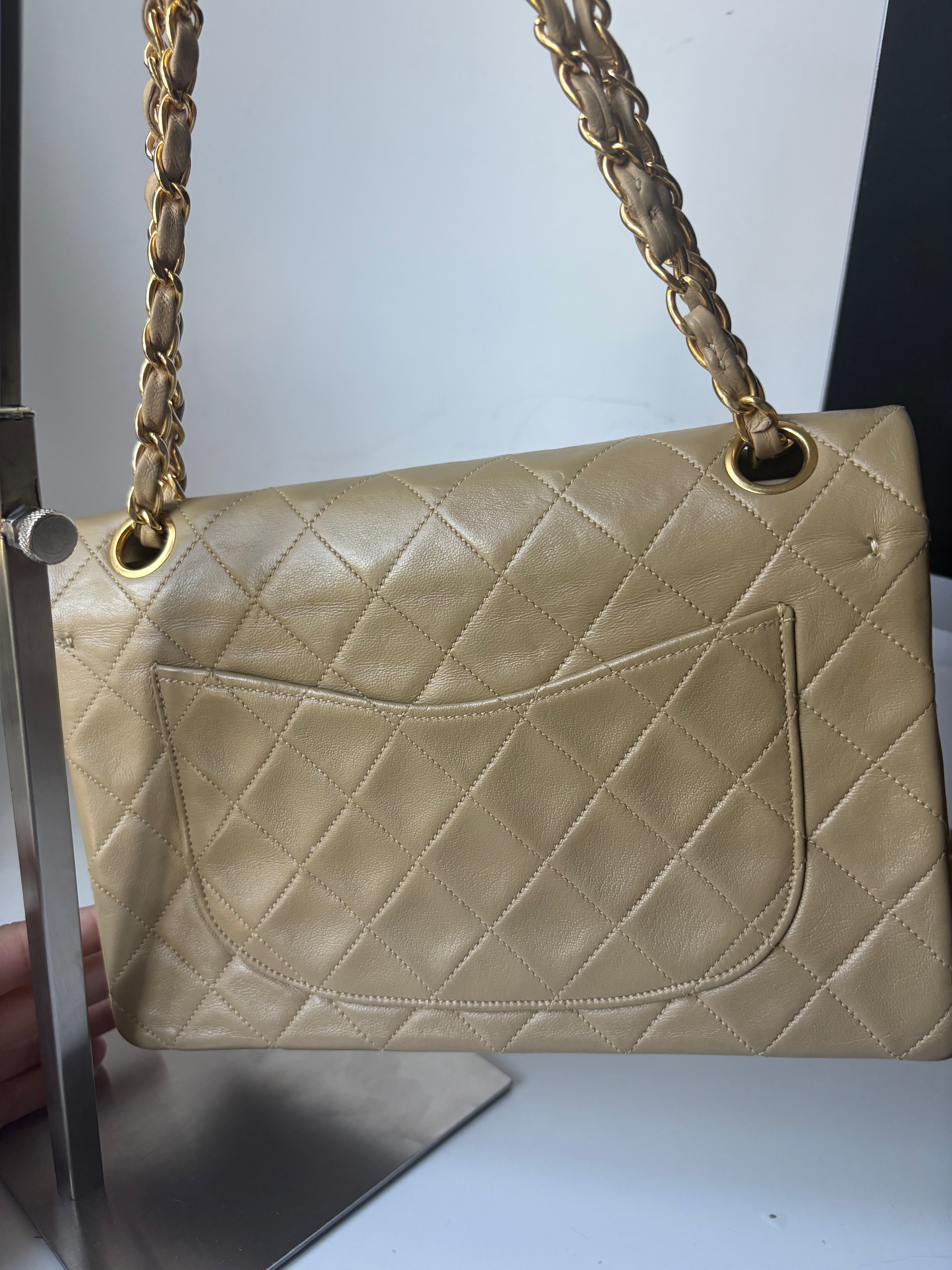 Chanel Timeless Double Flap 22 Beige en piel de cordero