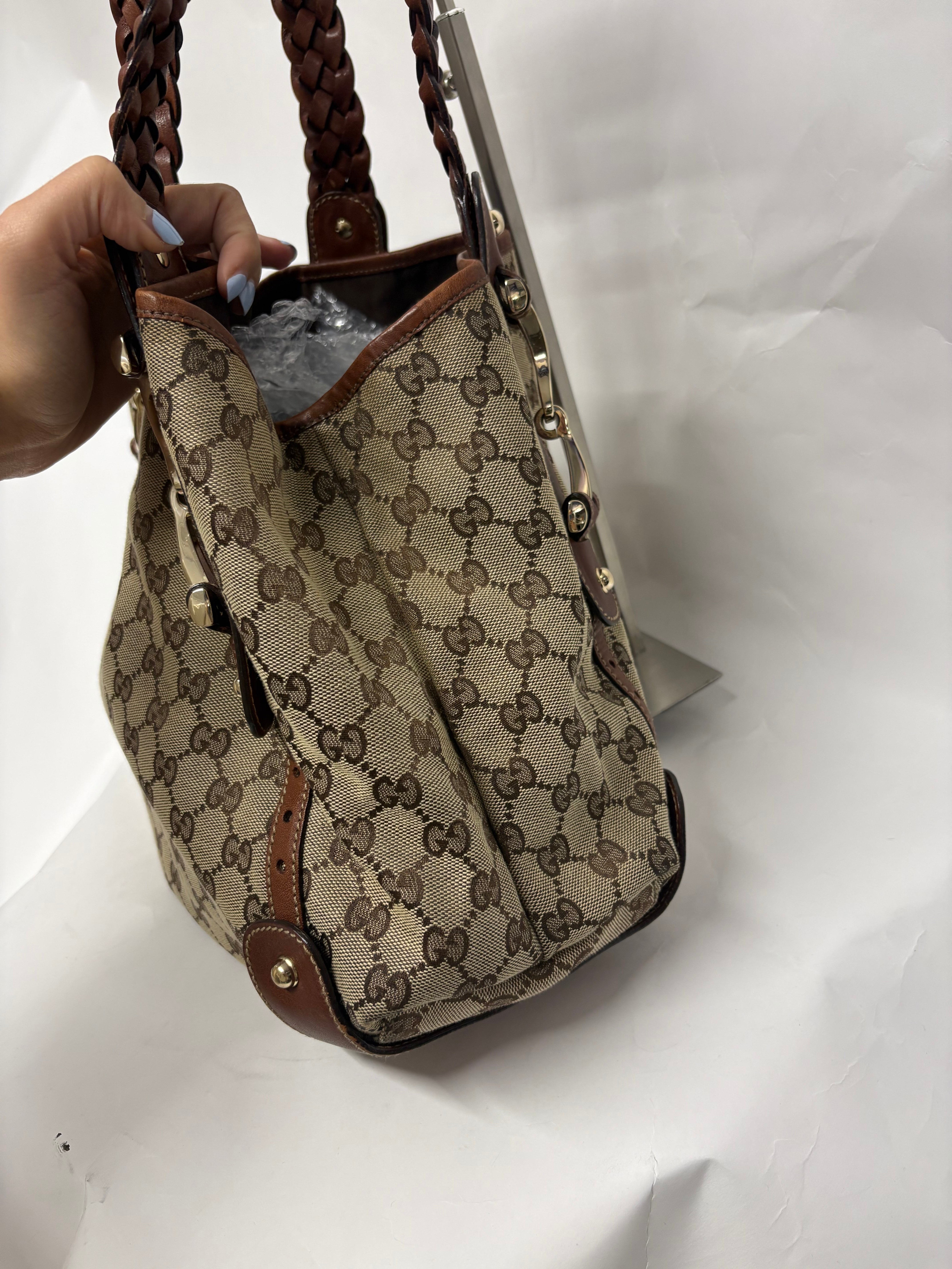 Gucci Pelham clásico en lona GG beige con piel marrón y asas trenzadas mediano